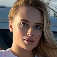 Blondinka Angelina Nua